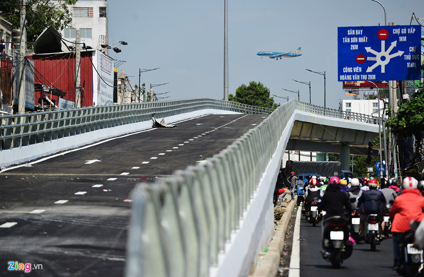 Nhánh cầu vượt cuối cùng ở cửa ngõ sân bay Tân Sơn Nhất thông xe