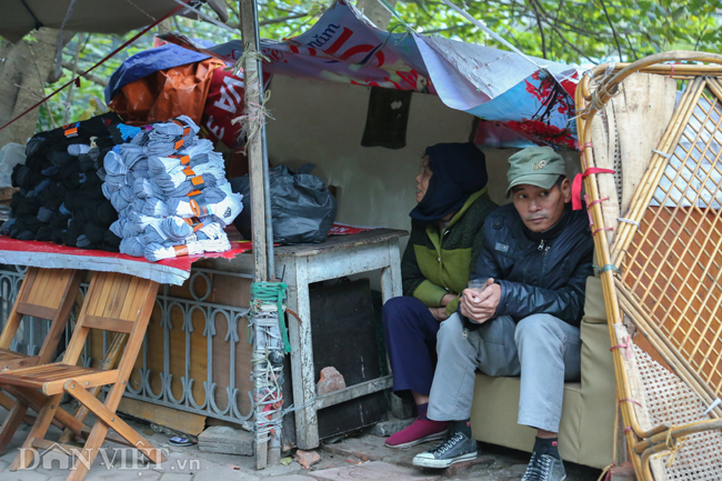 Ảnh: Xe ôm sắm lá chắn, hàng nước đốt củi giúp khách chống rét