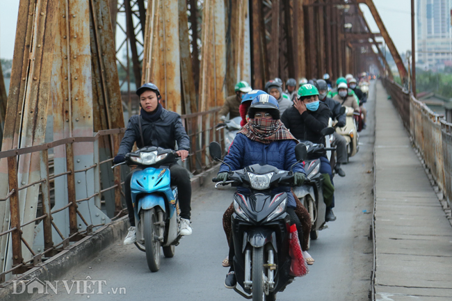 Ảnh: Xe ôm sắm lá chắn, hàng nước đốt củi giúp khách chống rét