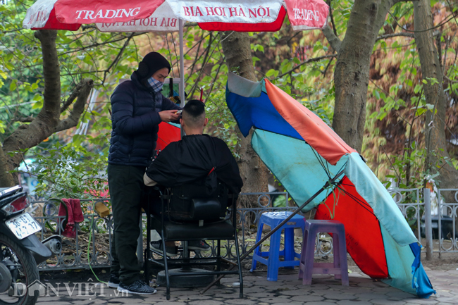 Ảnh: Xe ôm sắm lá chắn, hàng nước đốt củi giúp khách chống rét