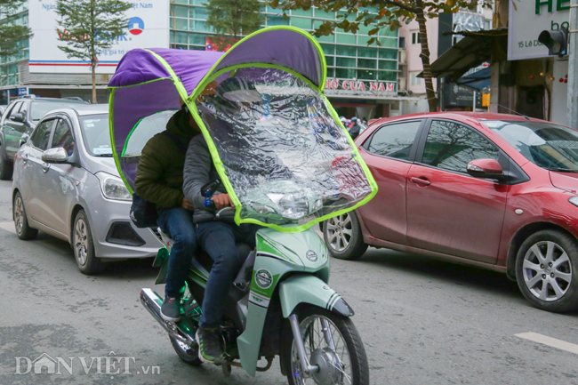 Ảnh: Xe ôm sắm lá chắn, hàng nước đốt củi giúp khách chống rét