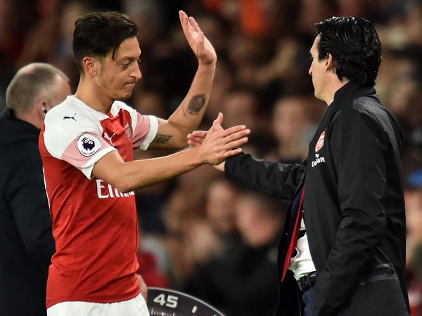 Unai Emery bất ngờ lên tiếng trước tin đồn sắp tống khứ Mesut Oezil