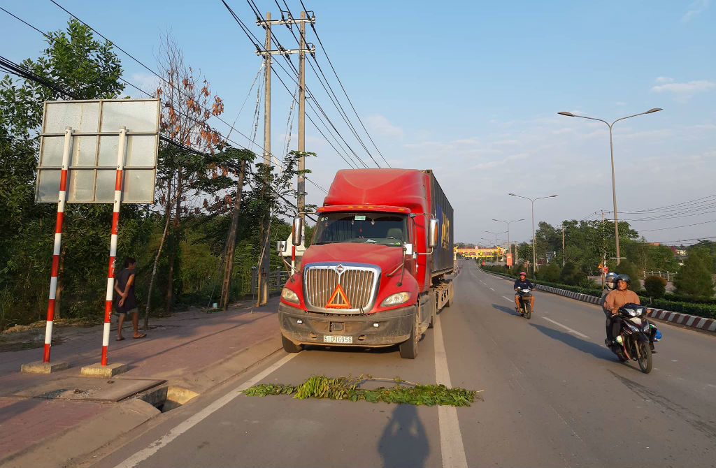 Đi rút tiền lương, 2 vợ chồng bị xe container cán chết thảm