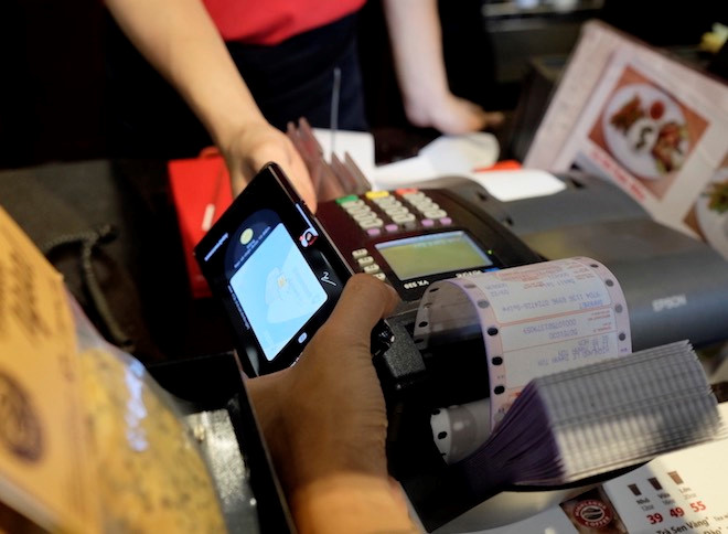 Ngăn chặn tình trạng lợi dụng quẹt thẻ tín dụng để đổi tiền mặt