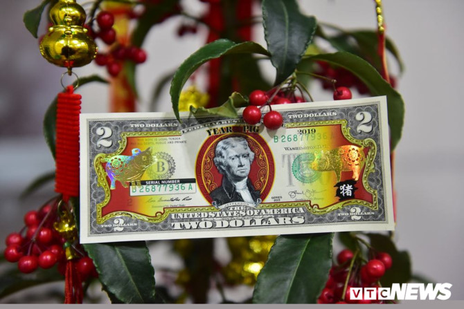 Nửa triệu đồng một tờ tiền mừng tuổi 2 USD in hình lợn vàng