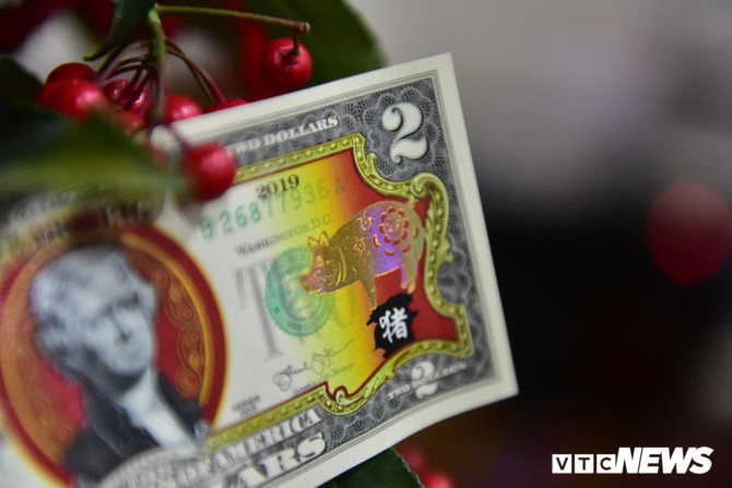 Nửa triệu đồng một tờ tiền mừng tuổi 2 USD in hình lợn vàng