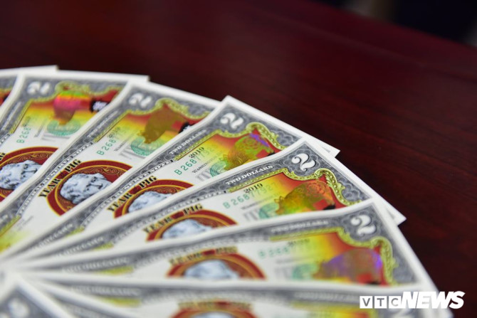 Nửa triệu đồng một tờ tiền mừng tuổi 2 USD in hình lợn vàng