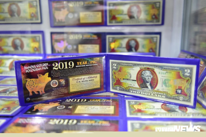 Nửa triệu đồng một tờ tiền mừng tuổi 2 USD in hình lợn vàng