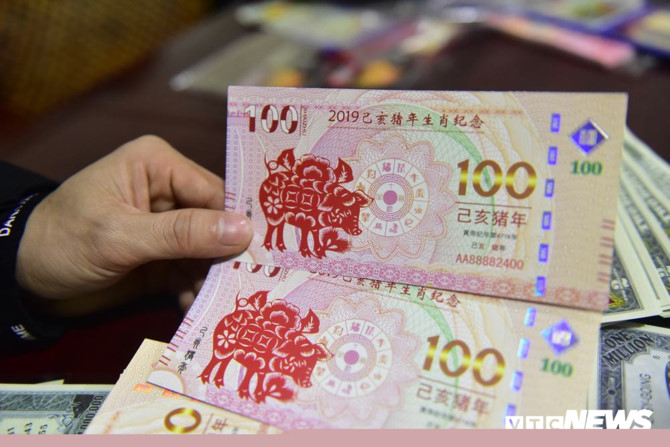 Nửa triệu đồng một tờ tiền mừng tuổi 2 USD in hình lợn vàng