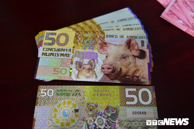 Nửa triệu đồng một tờ tiền mừng tuổi 2 USD in hình lợn vàng