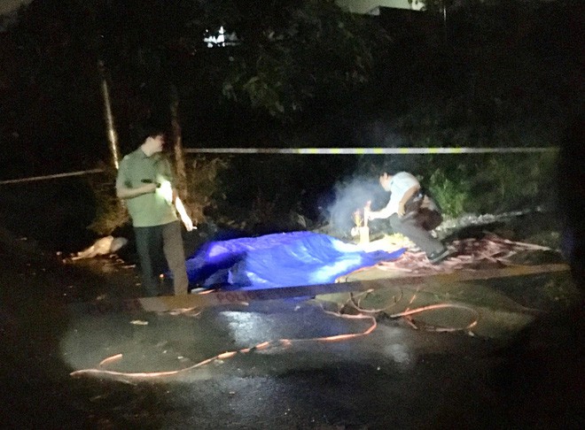 Kiểm tra người đàn ông nằm bất động cạnh xe máy phát hiện 1 người khác tử vong