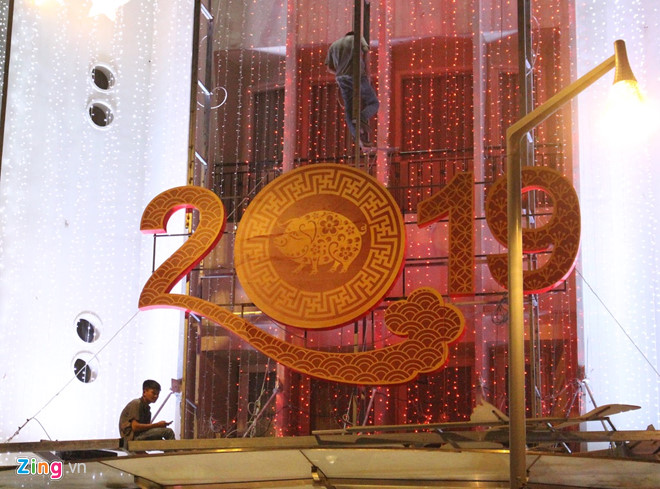 Dịch vụ tân trang nhà, vẽ mai đào cho cửa hàng hốt bạc trước Tết