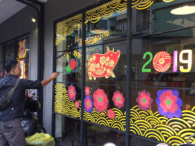 Dịch vụ tân trang nhà, vẽ mai đào cho cửa hàng hốt bạc trước Tết