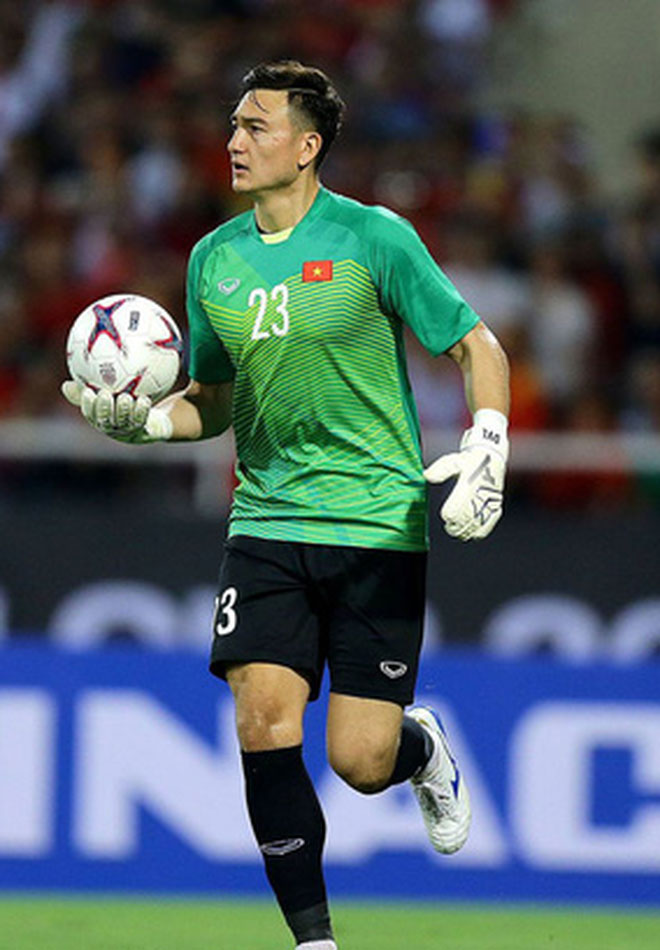 Dân mạng phát hiện Đặng Văn Lâm phiên bản thợ điện, dáng đứng, khuôn mặt giống như tạc