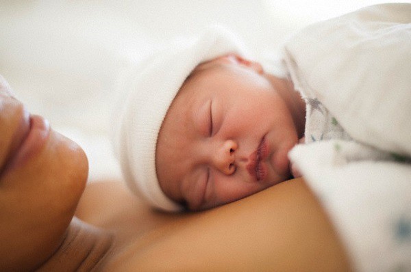 Vì một câu viết lên facebook khi bị dồn nén ức chế sau sinh, tôi khiến cả nhà chồng giận lẫy không thèm thăm cháu