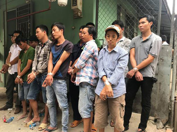 Nhiều người lao xuống sông khi cảnh sát triệt phá ổ cờ bạc