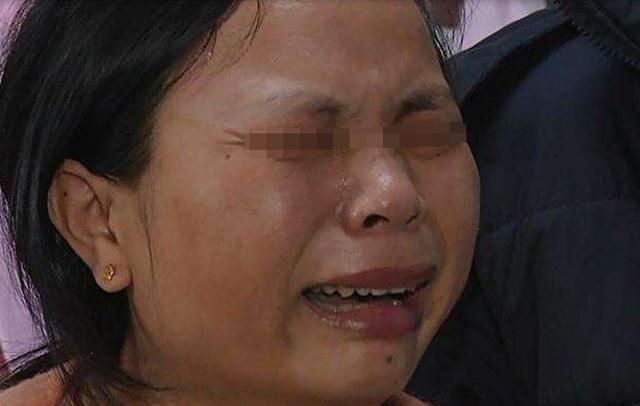 Để con trai ở nhà với ông bà nội, mẹ chết lặng khi bác sĩ nói con phải cắt lưỡi