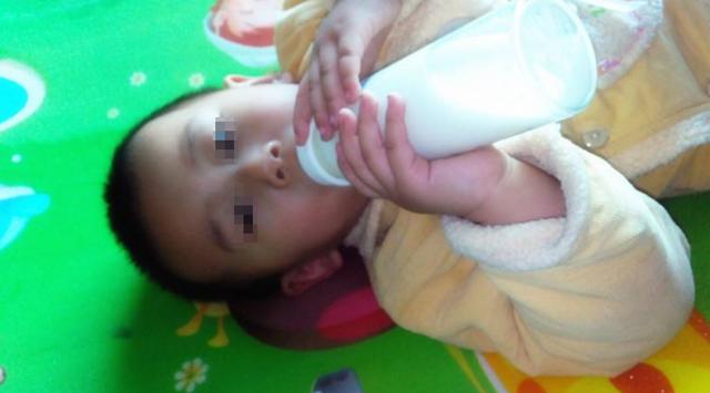 Để con trai ở nhà với ông bà nội, mẹ chết lặng khi bác sĩ nói con phải cắt lưỡi