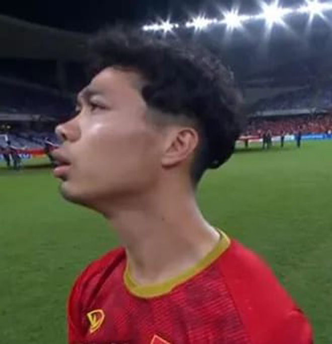 Khoảnh khắc chứng tỏ đẳng cấp gương mặt đậm chất meme của Công Phượng: Chỉ đứng hát Quốc ca thôi mà cũng hot rần rần