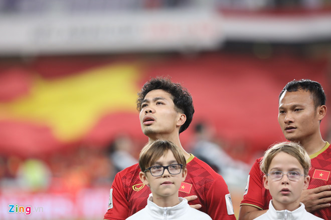 Khoảnh khắc chứng tỏ đẳng cấp gương mặt đậm chất meme của Công Phượng: Chỉ đứng hát Quốc ca thôi mà cũng hot rần rần