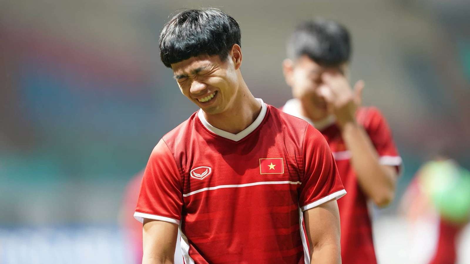 Khoảnh khắc chứng tỏ đẳng cấp gương mặt đậm chất meme của Công Phượng: Chỉ đứng hát Quốc ca thôi mà cũng hot rần rần