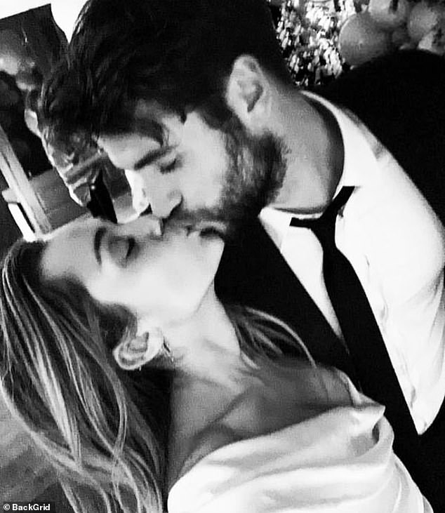 Miley Cyrus tiếp tục dính tin đồn đã mang thai đứa con đầu lòng với Liam Hemsworth