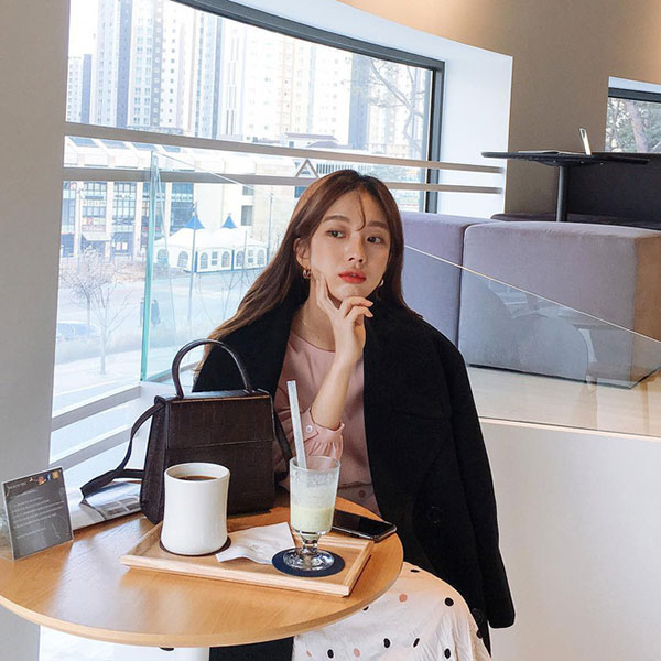 6 xu hướng hot hit nhất mùa Xuân 2019 toàn thứ diện lên là auto sang: màu be, túi xách lady, phụ kiện ngọc trai...