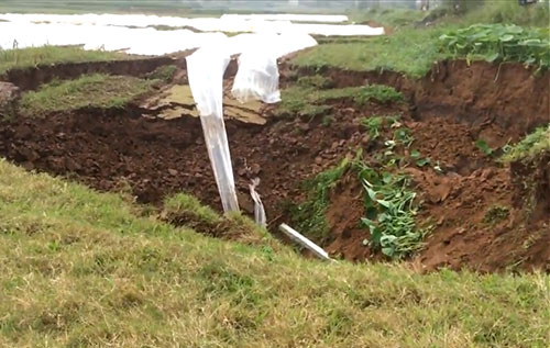 Hai hố sụt lún sâu hơn chục mét xuất hiện ở Ba Vì