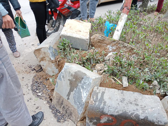 Xế hộp Camry bất ngờ gặp tai nạn tại lật ngửa giữa đường