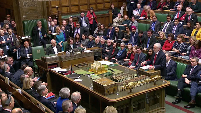 Thủ tướng May sống sót qua cuộc bỏ phiếu bất tín nhiệm