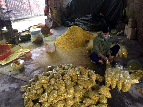 Phát hiện cơ sở trộn lưu huỳnh vào củ riềng xay nhỏ bán ra chợ