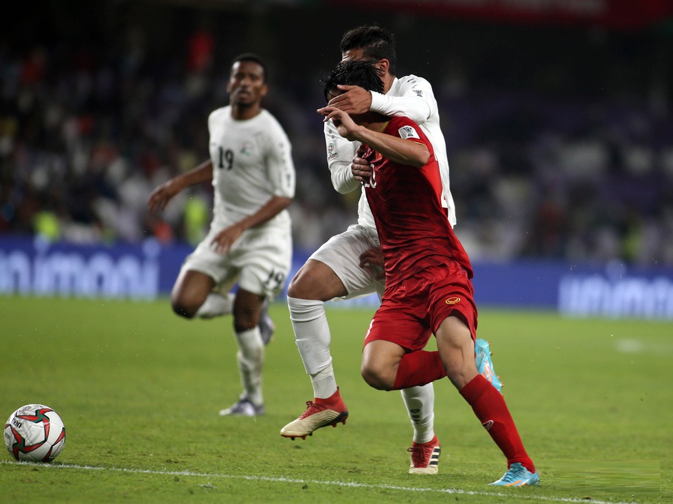 Hài hước: Cầu thủ Yemen... bịt mắt Văn Đức dẫn đến quả penalty cho ĐTVN