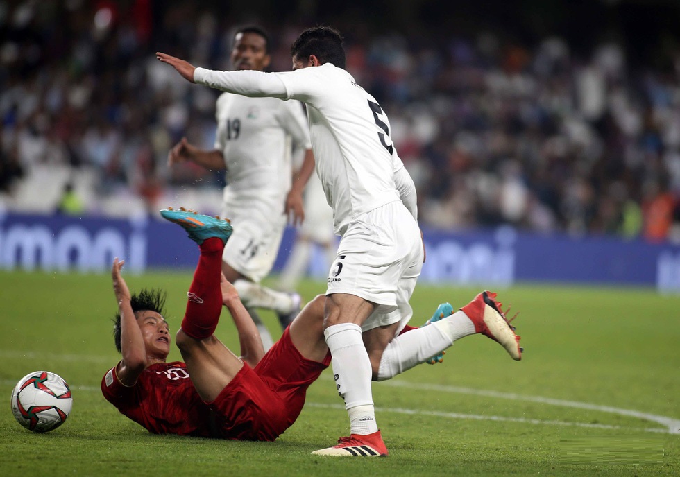 Hài hước: Cầu thủ Yemen... bịt mắt Văn Đức dẫn đến quả penalty cho ĐTVN