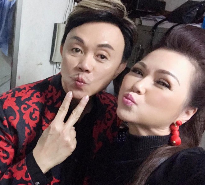 Một nửa hiếm khi lộ diện của dàn nghệ sĩ hài đình đám: Bất ngờ với chuyện tình của Chí Tài và bà xã!