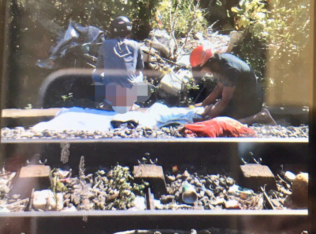 Bình Dương: Nghi vấn cô gái lao vào tàu hỏa tự tử, người thân đến hiện trường gào khóc thảm thiết