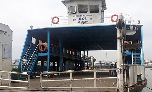 Ôtô tải trên phà lao xuống sông Hậu, nam thiếu niên mất tích