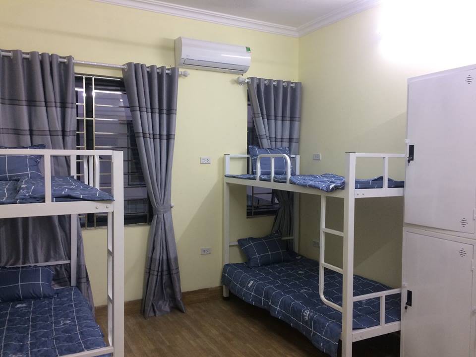 Xôn xao clip thầy giáo ngoại quốc cầm mũ bảo hiểm đánh tới tấp vào đầu chủ homestay ở Hà Nội