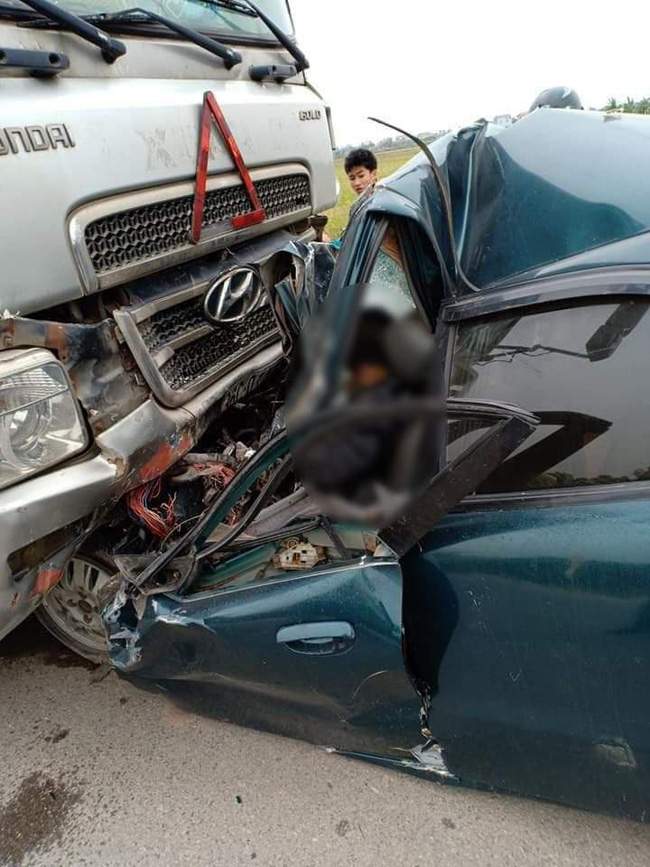 Nam Định: Đấu đầu với xe đầu kéo, tài xế xe con tử vong tại chỗ