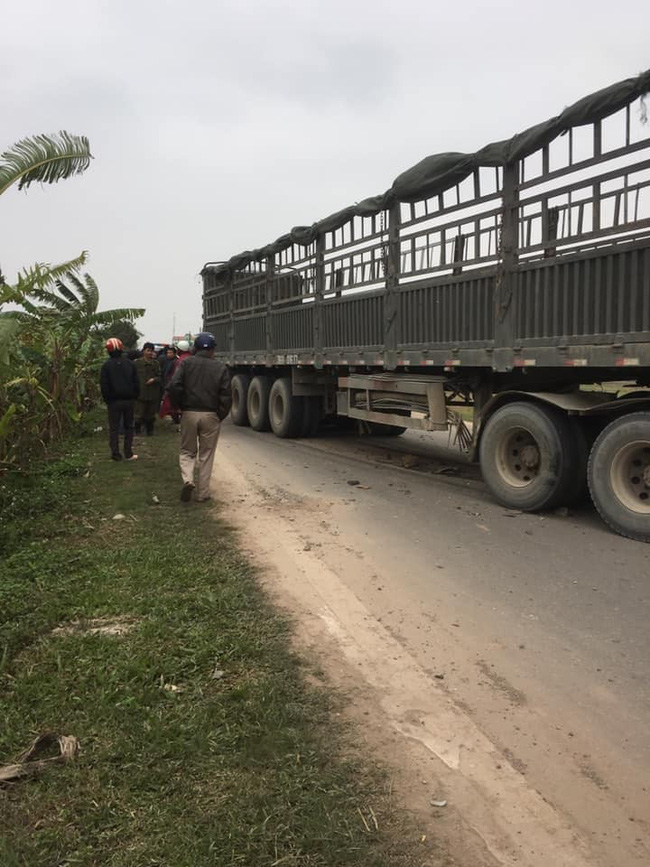 Nam Định: Đấu đầu với xe đầu kéo, tài xế xe con tử vong tại chỗ