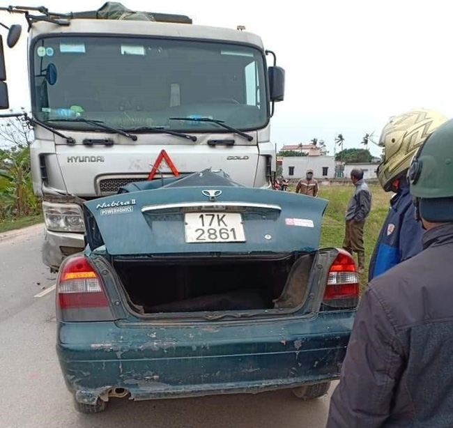 Nam Định: Đấu đầu với xe đầu kéo, tài xế xe con tử vong tại chỗ Nam Định: Đấu đầu với xe đầu kéo, tài xế xe con tử vong tại chỗ