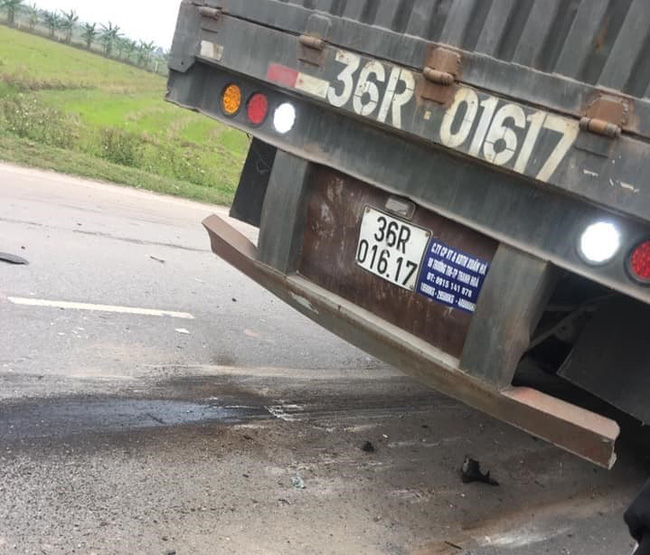 Nam Định: Đấu đầu với xe đầu kéo, tài xế xe con tử vong tại chỗ