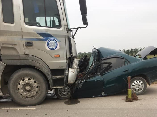 Nam Định: Đấu đầu với xe đầu kéo, tài xế xe con tử vong tại chỗ