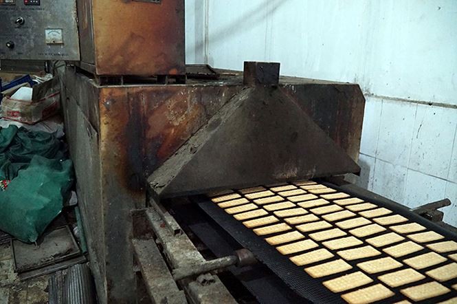 Mục kích cơ sở sản xuất bánh kẹo bẩn ở Hà Nội ngày cận Tết