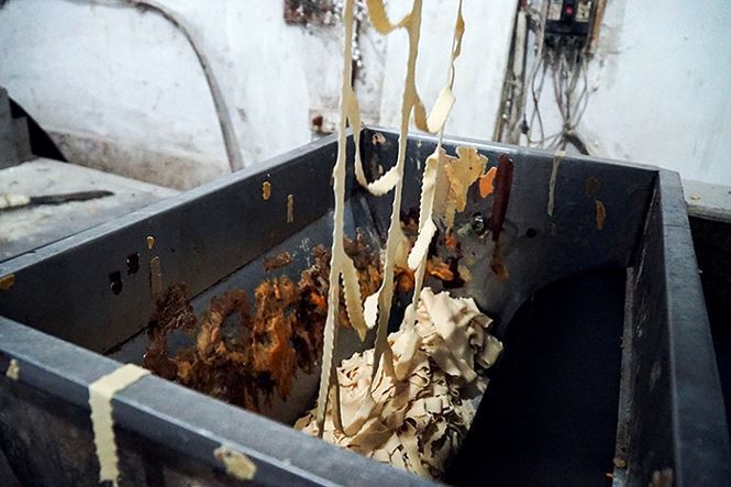 Mục kích cơ sở sản xuất bánh kẹo bẩn ở Hà Nội ngày cận Tết