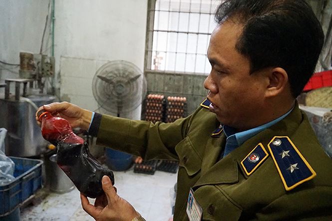 Mục kích cơ sở sản xuất bánh kẹo bẩn ở Hà Nội ngày cận Tết