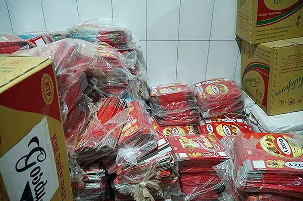 Mục kích cơ sở sản xuất bánh kẹo bẩn ở Hà Nội ngày cận Tết