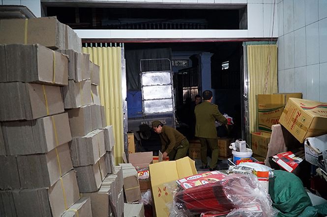 Mục kích cơ sở sản xuất bánh kẹo bẩn ở Hà Nội ngày cận Tết