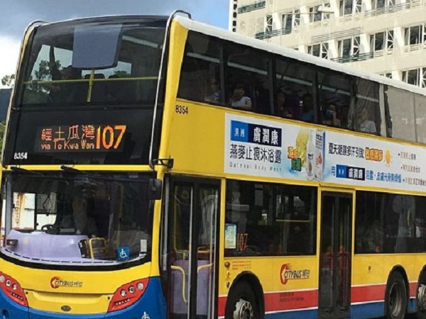 Cắt ‘trộm’ tóc người đẹp trên xe bus, chuyên gia tạo mẫu tóc Hong Kong bị bắt giam