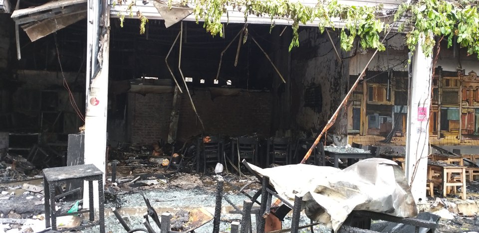 Ảnh: Quán cafe bị thiêu rụi sau tiếng nổ trong bếp