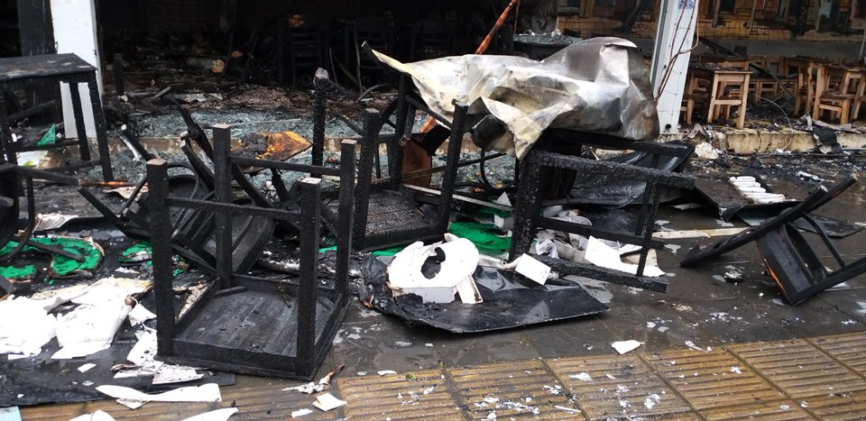 Ảnh: Quán cafe bị thiêu rụi sau tiếng nổ trong bếp